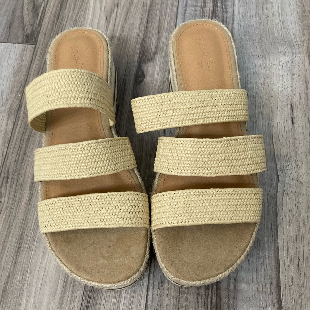 Natural Beige Universal Thread Sporty Platform Sandals in 6.5 Worn 2x inside.